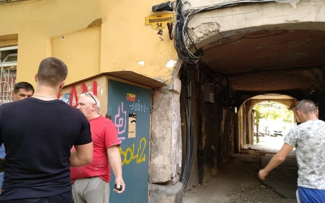 В Одессе из-за квартирного вора два человека сломали ноги (ФОТО) Фото № 1 В Одессе из-за квартирного вора два человека сломали ноги (ФОТО) Фото № 1