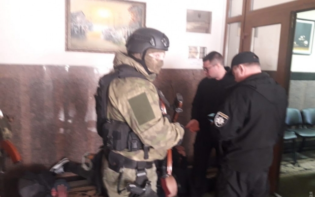 В одесский автодор ворвались неизвестные боевики (ФОТО) Фото № 6 В одесский автодор ворвались неизвестные боевики (ФОТО) Фото № 6
