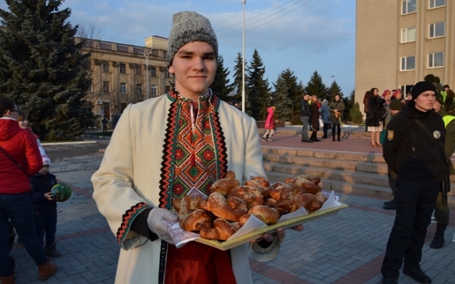 «Встреча весны»: народные гуляния на главной площади Измаила Фото № 5 «Встреча весны»: народные гуляния на главной площади Измаила Фото № 5