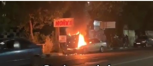 В Одессе возле автомойки горел автомобиль (ВИДЕО) Фото № 0 В Одессе возле автомойки горел автомобиль (ВИДЕО) Фото № 0