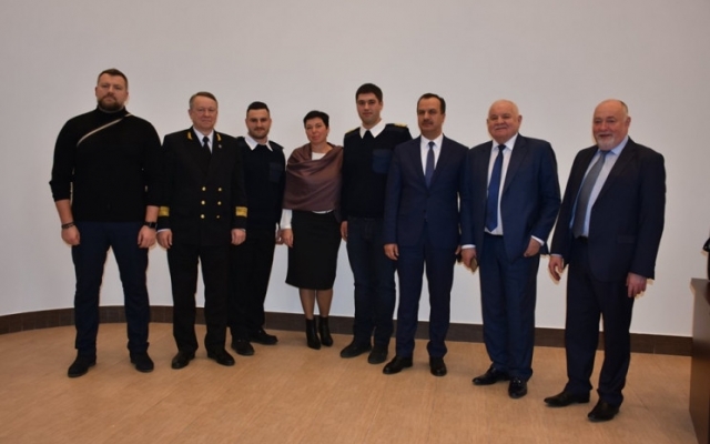 Одесский моряк получит престижную награду за спасение судна от нападения пиратов Фото № 0 Одесский моряк получит престижную награду за спасение судна от нападения пиратов Фото № 0