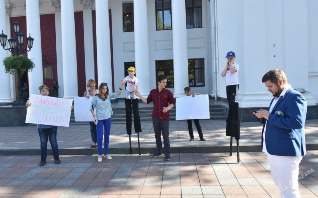 Два маленьких одессита на ходулях установили новые рекорды (ФОТО) Фото № 5 Два маленьких одессита на ходулях установили новые рекорды (ФОТО) Фото № 5