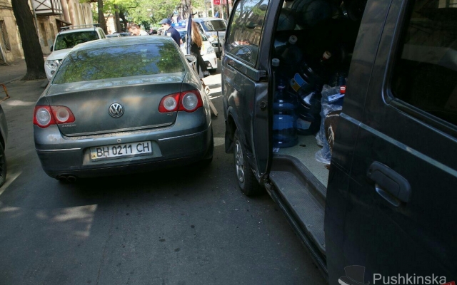 В Одессе иномарка на ходу снесла дверь В Одессе иномарка на ходу снесла дверь