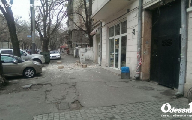 В центре Одессы с фасада дома обрушился карниз Фото № 0 В центре Одессы с фасада дома обрушился карниз Фото № 0