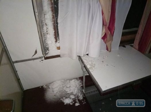 Пассажиры поезда Одесса – Ужгород обнаружили в вагоне сугробы снега Фото № 0 Пассажиры поезда Одесса – Ужгород обнаружили в вагоне сугробы снега Фото № 0
