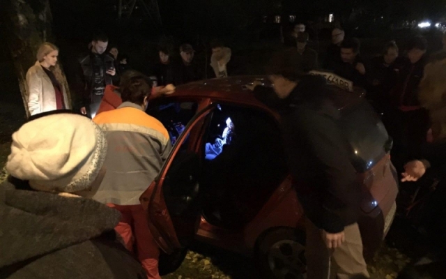 На Ильфа и Петрова столкнулись микроавтобус и автомобиль, есть пострадавшие Фото № 2 На Ильфа и Петрова столкнулись микроавтобус и автомобиль, есть пострадавшие Фото № 2