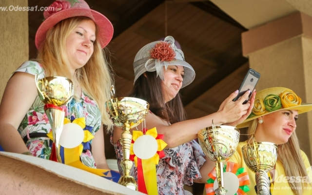 Внимание к одесскому ипподрому привлекали шляпками (ФОТО) Фото № 4 Внимание к одесскому ипподрому привлекали шляпками (ФОТО) Фото № 4