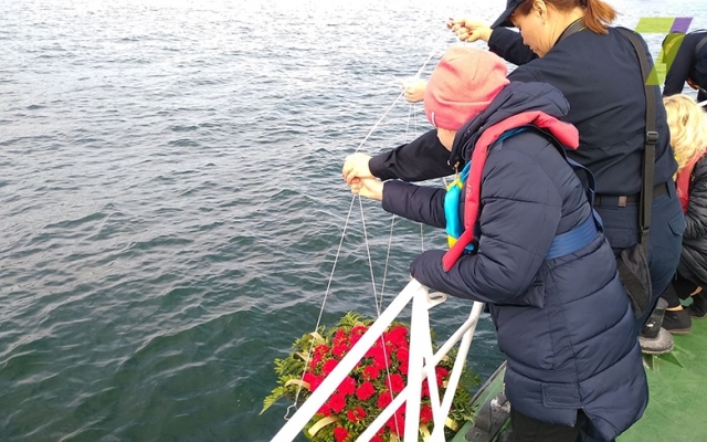 В Одессе в память о погибших моряках спустили на воду цветы (ФОТО) Фото № 3 В Одессе в память о погибших моряках спустили на воду цветы (ФОТО) Фото № 3