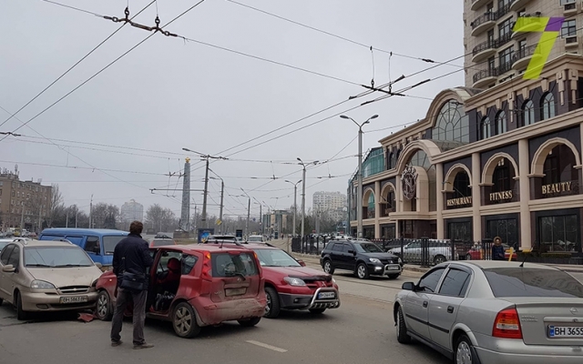 В Одессе на Генуэзской пробка из-за аварии (ФОТО) Фото № 0 В Одессе на Генуэзской пробка из-за аварии (ФОТО) Фото № 0
