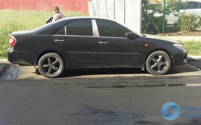 Одесские дорожники положили асфальт вокруг припаркованных автомобилей (ФОТО) Фото № 0 Одесские дорожники положили асфальт вокруг припаркованных автомобилей (ФОТО) Фото № 0