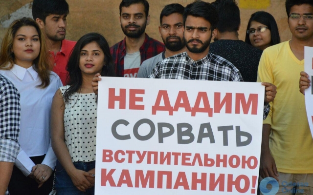 Под стенами ОНМедУ митинговали студенты из Индии (ФОТО) Фото № 6 Под стенами ОНМедУ митинговали студенты из Индии (ФОТО) Фото № 6