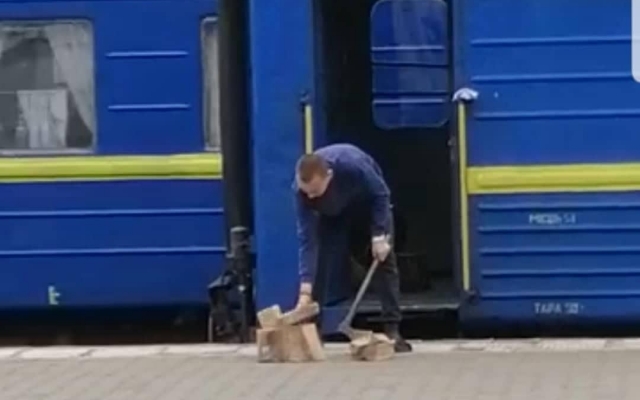 На перроне Одесского вокзала заготавливали дрова для обогрева вагонов Фото № 0 На перроне Одесского вокзала заготавливали дрова для обогрева вагонов Фото № 0