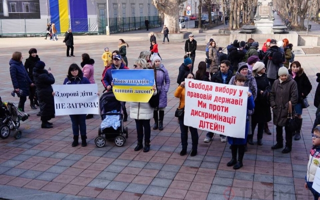 Акция протеста родителей невакцинированных детей и ответ Минздрава (ФОТО) Фото № 3 Акция протеста родителей невакцинированных детей и ответ Минздрава (ФОТО) Фото № 3