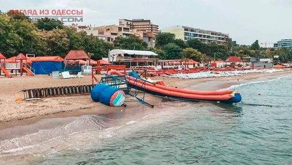 Из-за шквального ветра едва не закончился трагедией отдых на одесском пляже Фото № 0 Из-за шквального ветра едва не закончился трагедией отдых на одесском пляже Фото № 0