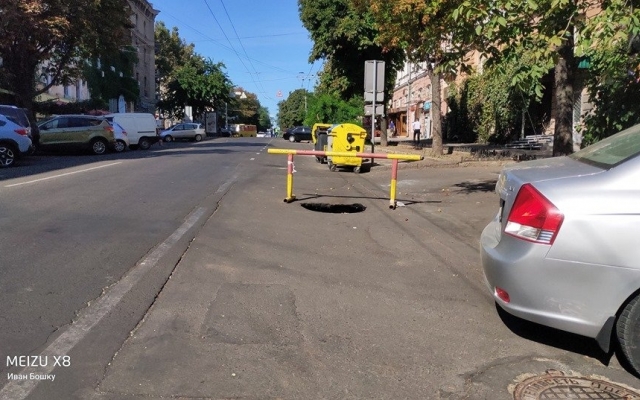 В центре Одессы на дороге образовалась двухметровая яма (ФОТО) Фото № 0 В центре Одессы на дороге образовалась двухметровая яма (ФОТО) Фото № 0