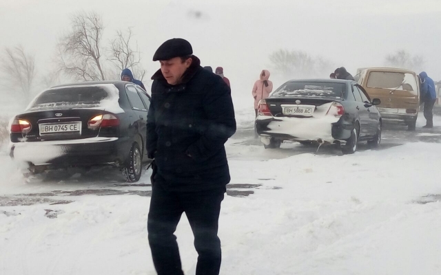 Водители в снежном плену со вчерашнего дня на трассе Одесса-Рени Фото № 4 Водители в снежном плену со вчерашнего дня на трассе Одесса-Рени Фото № 4