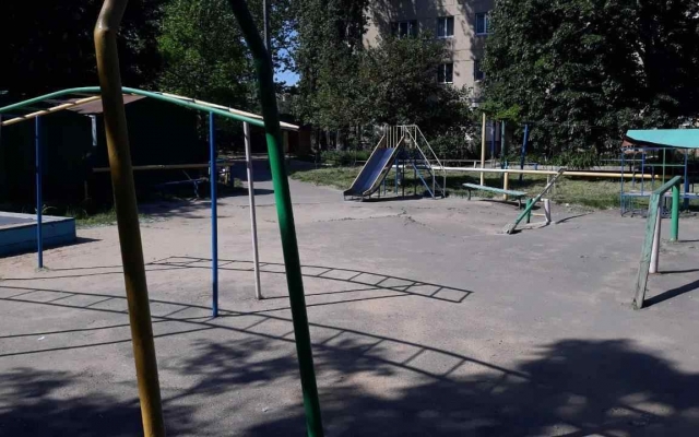 На детской площадке на Черёмушках ребёнок рассёк лицо о торчащий штырь Фото № 1 На детской площадке на Черёмушках ребёнок рассёк лицо о торчащий штырь Фото № 1