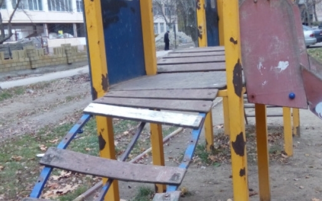 На посёлке Котовского детская площадка несет угрозу жизни детей (ФОТО) Фото № 3 На посёлке Котовского детская площадка несет угрозу жизни детей (ФОТО) Фото № 3