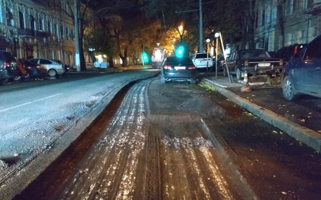 Под покровом ночи на Новосельского сняли недавно уложенный асфальт Фото № 6 Под покровом ночи на Новосельского сняли недавно уложенный асфальт Фото № 6