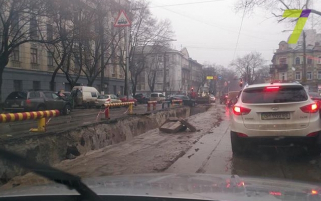 В Одессе автомобиль практически угодил в траншею (ФОТО) Фото № 1 В Одессе автомобиль практически угодил в траншею (ФОТО) Фото № 1