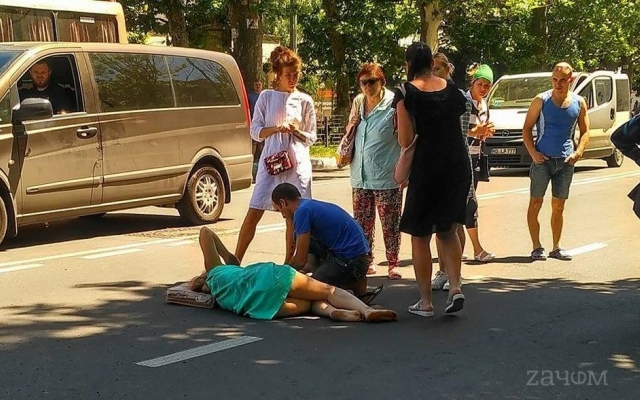 Иномарка на еврономерах на пешеходном переходе Черноморска сбила девушку (ФОТО) Фото № 0 Иномарка на еврономерах на пешеходном переходе Черноморска сбила девушку (ФОТО) Фото № 0