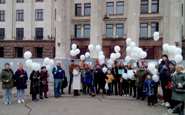 В Одессе в небо запустили белые шары в память о жертвах трагедии в Кемерово (ФОТО) Фото № 4 В Одессе в небо запустили белые шары в память о жертвах трагедии в Кемерово (ФОТО) Фото № 4