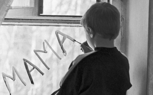 27-летняя одесситка бросила своих детей на остановке Фото № 0 27-летняя одесситка бросила своих детей на остановке Фото № 0