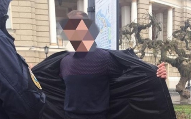 По Одессе разгуливал неадекват с топором Фото № 0 По Одессе разгуливал неадекват с топором Фото № 0