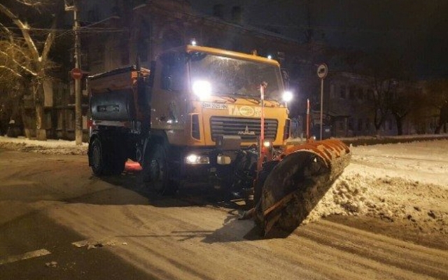 Коммунальщики чистят ливнёвки в Одессе Фото № 1 Коммунальщики чистят ливнёвки в Одессе Фото № 1