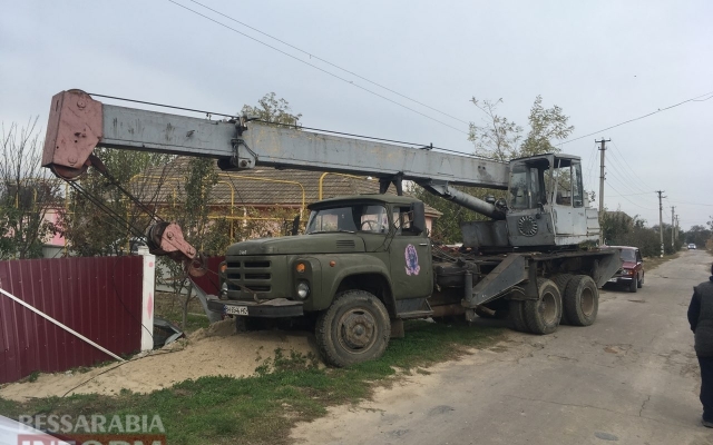 В Одесской области произошло ЧП: автокран повалил электрический столб Фото № 0 В Одесской области произошло ЧП: автокран повалил электрический столб Фото № 0
