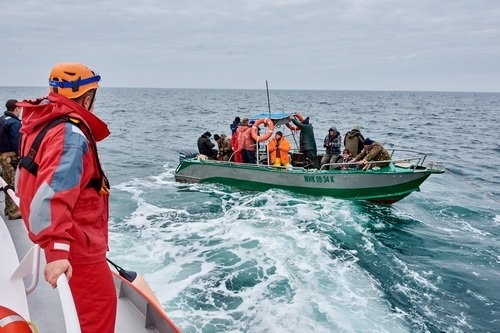 Специалисты проверяют лодки и катера морских спасателей Фото № 3 Специалисты проверяют лодки и катера морских спасателей Фото № 3