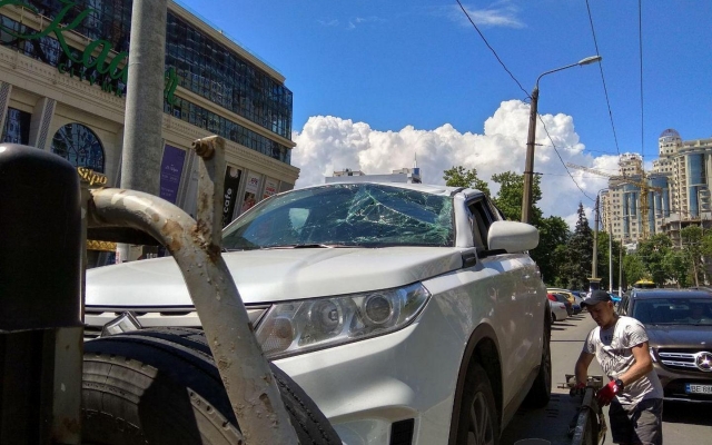 Билборд, рухнувший на автомобиль на Генуэзской, подпилили Фото № 0 Билборд, рухнувший на автомобиль на Генуэзской, подпилили Фото № 0