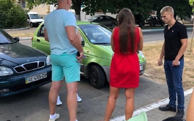 В Черноморске родители оставили ребёнка в раскалённой машине, а сами ушли гулять Фото № 1 В Черноморске родители оставили ребёнка в раскалённой машине, а сами ушли гулять Фото № 1