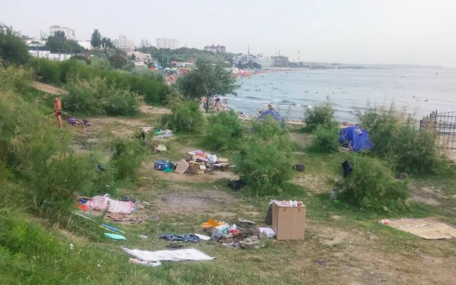 В Черноморске палаточный городок разогнали... трактором Фото № 1 В Черноморске палаточный городок разогнали... трактором Фото № 1