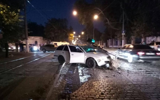 В Одессе две иномарки не поделили дорогу и снесли светофор (ФОТО) Фото № 0 В Одессе две иномарки не поделили дорогу и снесли светофор (ФОТО) Фото № 0