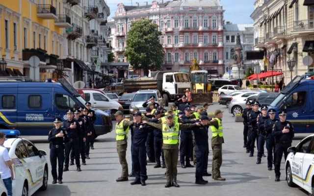 Полицейские и нацгвардейцы Одессы создали огромную вышиванку (ФОТО) Фото № 3 Полицейские и нацгвардейцы Одессы создали огромную вышиванку (ФОТО) Фото № 3