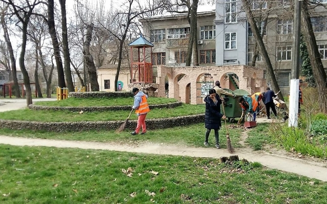 В парках и скверах Одессы прошли субботники (ФОТО) Фото № 9 В парках и скверах Одессы прошли субботники (ФОТО) Фото № 9