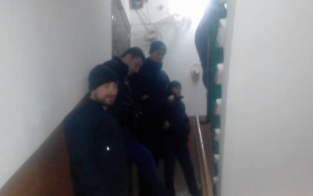В центре Одессы происходит захват квартиры, в которой живут две женщины и 6-летний ребенок Фото № 0 В центре Одессы происходит захват квартиры, в которой живут две женщины и 6-летний ребенок Фото № 0