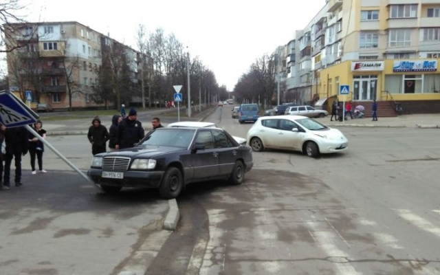 В Измаиле иномарка снесла дорожный знак (ФОТО) Фото № 0 В Измаиле иномарка снесла дорожный знак (ФОТО) Фото № 0