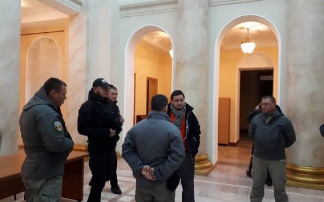 Попытка проникнуть в Одесскую мэрию для активиста закончилась задержанием Фото № 0 Попытка проникнуть в Одесскую мэрию для активиста закончилась задержанием Фото № 0