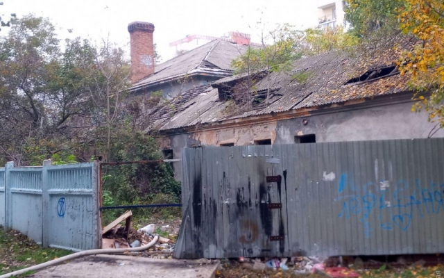 На Школьном аэродроме горела старая столовая (ФОТО, ВИДЕО) Фото № 2 На Школьном аэродроме горела старая столовая (ФОТО, ВИДЕО) Фото № 2