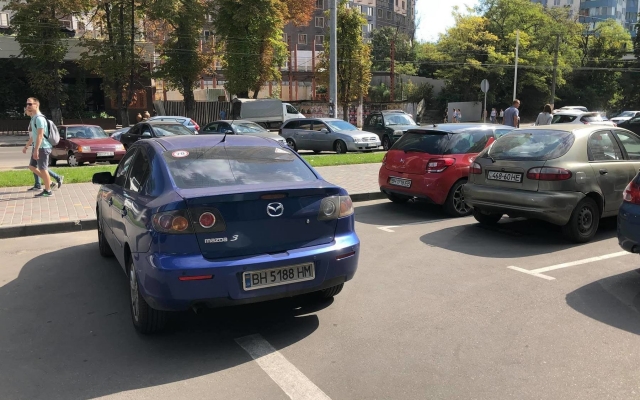 Автохамка возле KADORR представилась женой полицейского (ФОТО) Фото № 0 Автохамка возле KADORR представилась женой полицейского (ФОТО) Фото № 0