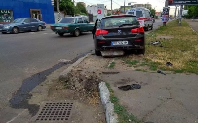 В ДТП на пересечении Комарова и Генерала Петрова есть пострадавшие (ФОТО) Фото № 2 В ДТП на пересечении Комарова и Генерала Петрова есть пострадавшие (ФОТО) Фото № 2