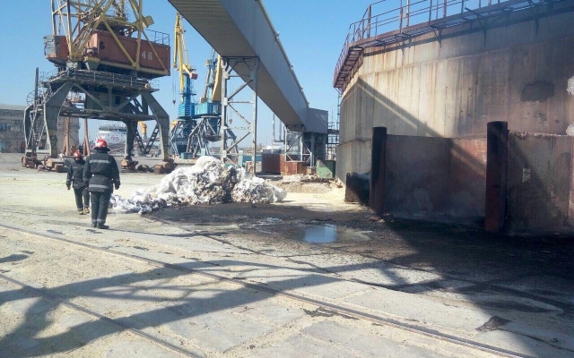 В порту Черноморска произошел пожар Фото № 1 В порту Черноморска произошел пожар Фото № 1