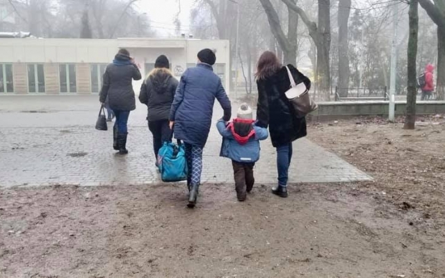 Волонтёры помогли матери и ребёнку, которые оказались на улице (ФОТО) Фото № 3 Волонтёры помогли матери и ребёнку, которые оказались на улице (ФОТО) Фото № 3