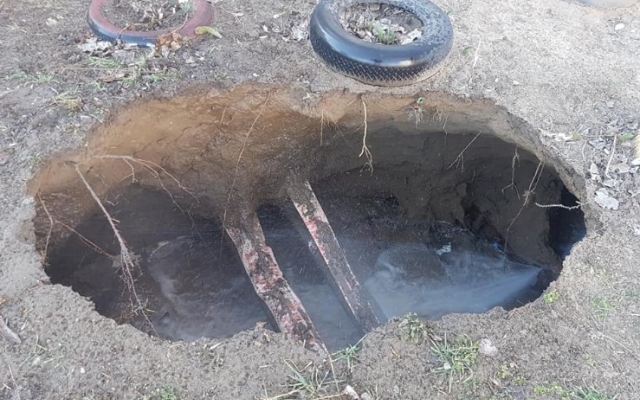 В Аккермане из-за прорыва трубы образовалась яма возле жилого дома Фото № 0 В Аккермане из-за прорыва трубы образовалась яма возле жилого дома Фото № 0
