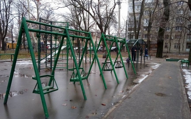 Одессит показал непригодную для детей площадку Фото № 11 Одессит показал непригодную для детей площадку Фото № 11