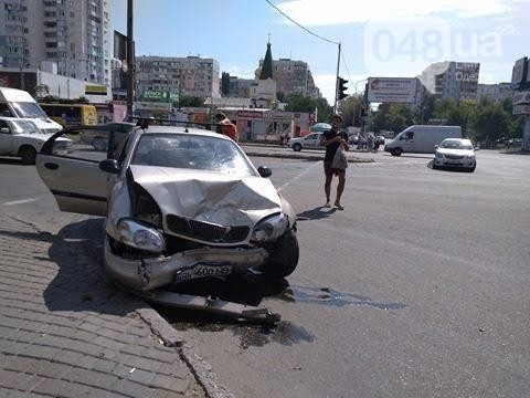 Сокрушительная авария на жилмассиве Котовского: автомобиль остался без колеса Фото № 2 Сокрушительная авария на жилмассиве Котовского: автомобиль остался без колеса Фото № 2