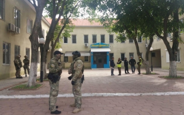 Лежачего подозреваемого в покушении на Михайлика отправили в СИЗО (ФОТО) Фото № 2 Лежачего подозреваемого в покушении на Михайлика отправили в СИЗО (ФОТО) Фото № 2