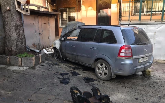 В Одессе сожгли автомобиль известного историка (ФОТО) Фото № 1 В Одессе сожгли автомобиль известного историка (ФОТО) Фото № 1